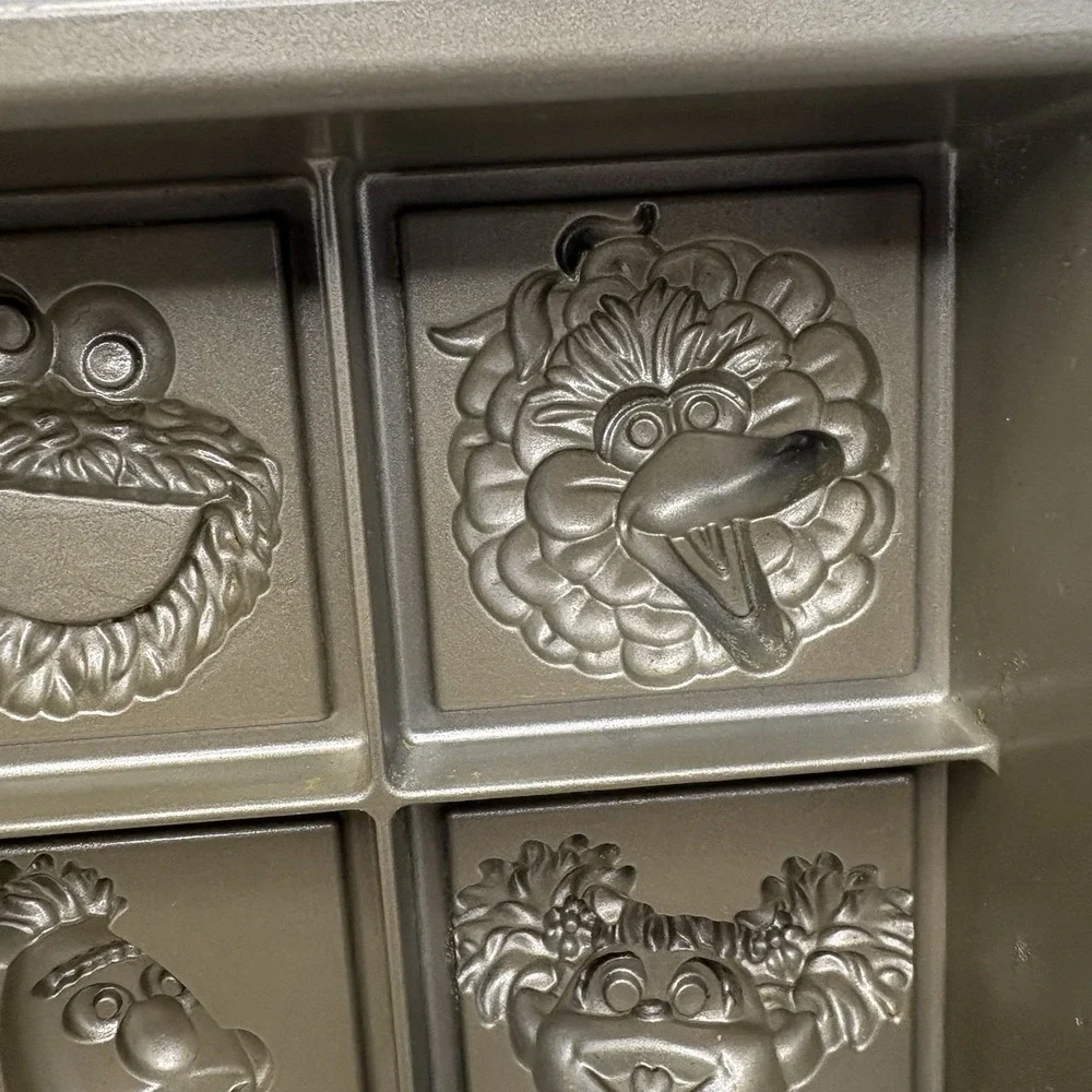 Nordic Ware Sesame Street Cake Pan Williams-Sonoma 9 CUPS Elmo Cookie Monster